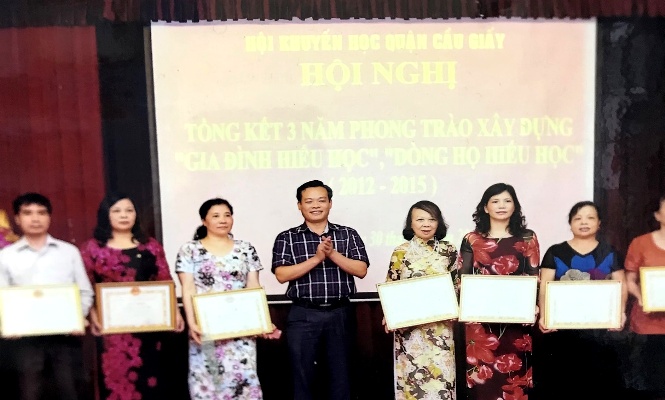 TS. Bùi Tuấn Anh, phó bí thư, Chủ tịch UBND Quận trao giấy khen cho các “Gia đình hiếu học” “Dòng họ học tập” trong quận Cầu Giấy.