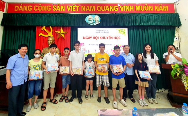 Ông Nguyễn Văn Hách - Chủ tịch Hội Khuyến học Quận Cầu Giấy, Ông Nguyễn Đăng Quang - Bí thư chi bộ 21 trao phần thưởng cho các cháu đạt học sinh giỏi