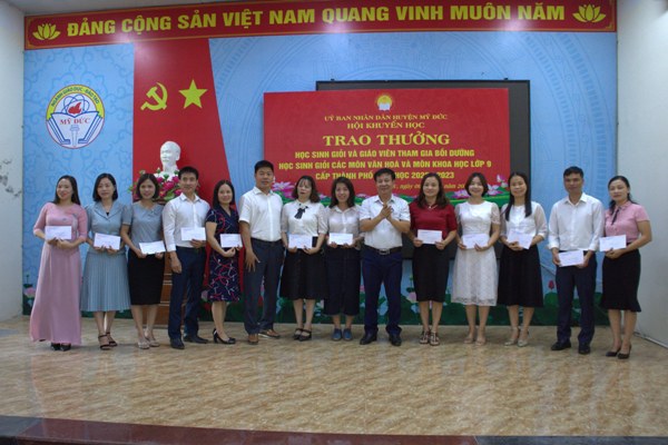 HỘI KHUYẾN HỌC HUYỆN MỸ ĐỨC TRAO THƯỞNG CHO HỌC SINH GIỎI VÀ GIÁO VIÊN THAM GIA BỒI DƯỠNG HỌC SINH GIỎI CÁC MÔN VĂN HÓA VÀ MÔN KHOA HỌC LỚP 9 CẤP THÀNH PHỐ NĂM HỌC 2022-2023