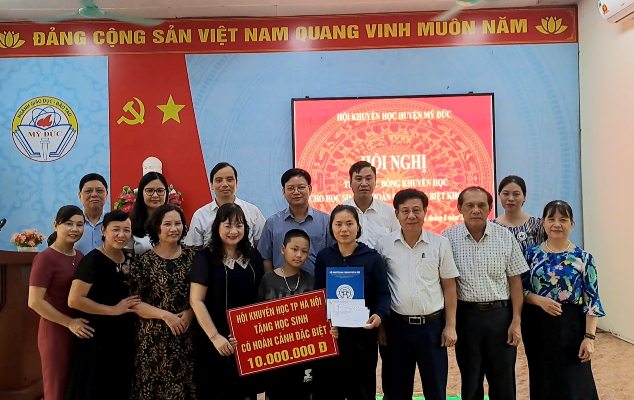 Các đại biểu chụp ảnh lưu niệm trao học bổng cho em Nguyễn Viết Cường