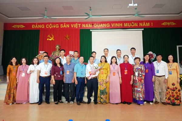Các đồng chí lãnh đạo huyện và xã chụp ảnh lưu niệm cùng Ban Chấp hành khóa mới, nhiệm kỳ 2023- 2028