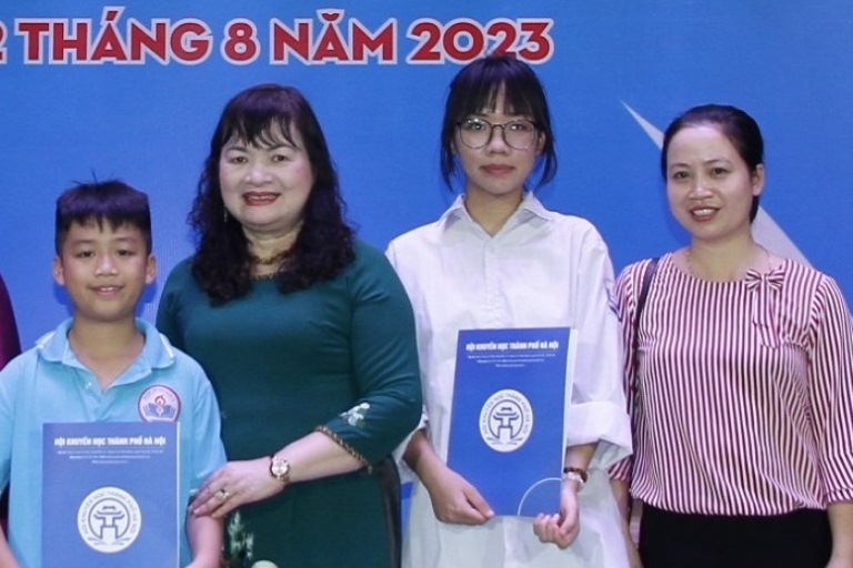 Nguyễn Mai Thu  nhận thưởng tại hội nghị (Đứng thứ 2 từ phải sang)