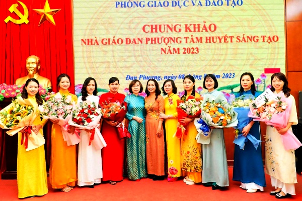 Lãnh đạo LĐLĐ huyện và lãnh đạo Phòng GDĐT chụp ảnh lưu niệm  tại chương trình Chung khảo