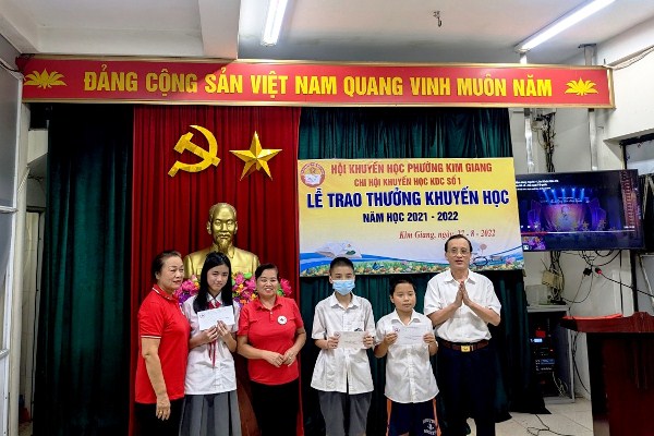 Lễ trao thưởng khuyến học năm học 2021 - 2022