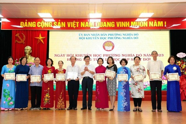 Ông Nguyễn Văn Hách - Chủ tịch Hội Khuyến học quận Cầu Giấy trao khen thưởng cho các tập thể, cá nhân đạt thành tích xuất sắc trong công tác Khuyến học năm 2023
