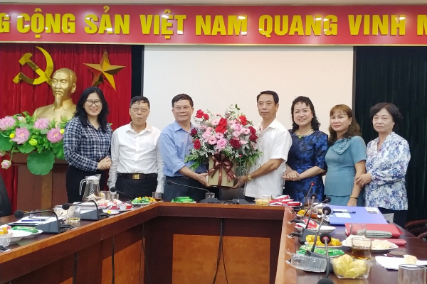 ĐC Nguyễn Văn Chiến phó bí thư thường trực Quận ủy tặng hoa Thường trực Hội khuyến học năm 2023.
