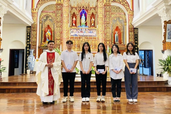 Linh mục Nguyễn Huy Thịnh – Chính xứ nhà thờ Canh Hoạch  trao thưởng
