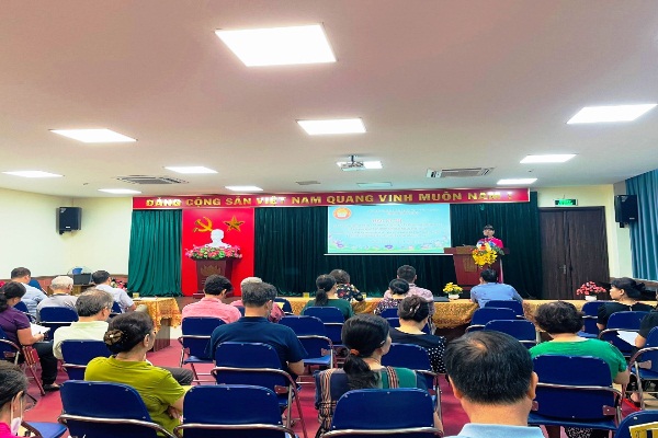 Bà Đặng Thị Thu Phương – Chủ tịch Hội Khuyến học phường Minh Khai đọc diễn văn khai mạc Hội nghị