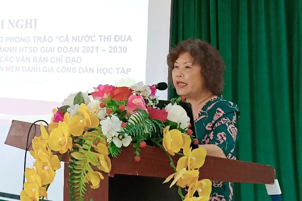 Bà Trương Hồng Diệp - Chủ tịch hội Khuyến học quận Hai Bà Trưng phát biểu