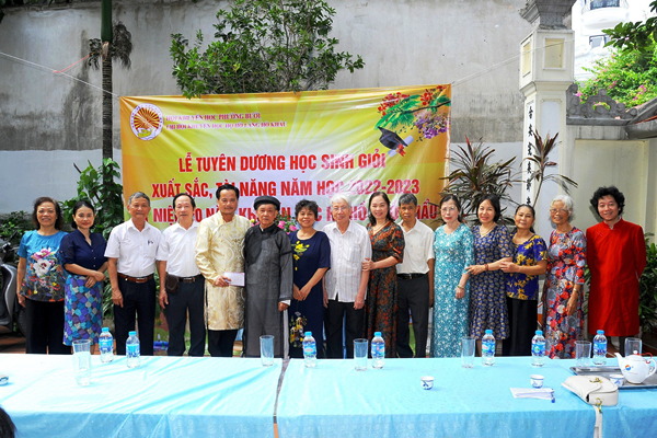 Bà Bùi Thị Nga – Phó Chủ tịch Hội khuyến học phường Bưởi, ông Nguyễn Đình Hưng - Bí thư chi bộ số 3 đến dự Hội nghị và chụp ảnh cùng Ban quản lý nhà thờ họ Hồ