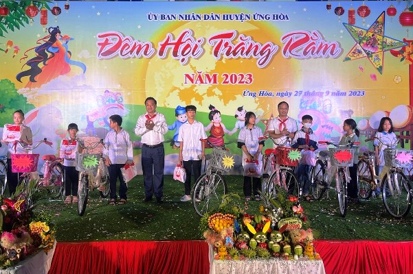 Lãnh đạo sở LĐTB và XH thành phố Hà Nội và lãnh đạo huyện Ứng Hòa tặng quà Trung thu và xe đạp cho các cháu