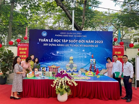 Các đại biểu tham quan mô hình tuần lễ học tập suốt đời quận Ba Đình năm 2023.