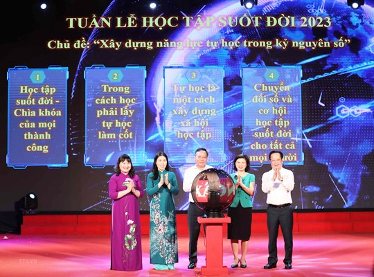 Đại biểu cùng thực hiện nghi thức phát động, gửi gắm thông điệp Tuần lễ hưởng ứng học tập suốt đời năm 2023.