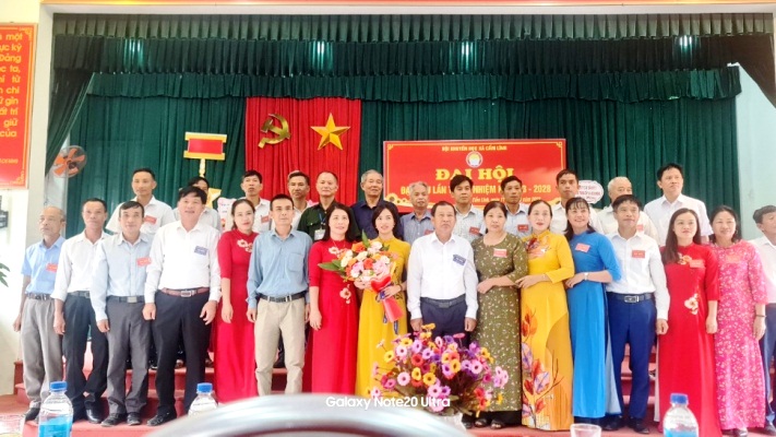 Thường vụ Hội Khuyến học huyện và lãnh đạo xã chụp ảnh lưu niệm cùng BCH Hội khuyến học xã Cẩm Lĩnh nhiệm kỳ 2023- 2028