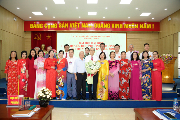 Phó Chủ tịch Quận Hội và lãnh đạo Đảng - Chính quyền tặng hoa chúc mừng BCH mới khóa V ra mắt Đại hội
