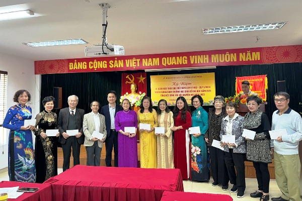 Đồng chí Đặng Thị Chính Thao - UV BCH Hội Khuyến học quận Hoàn Kiếm tặng quà cho các chi hội có thành tích xuất sắc
