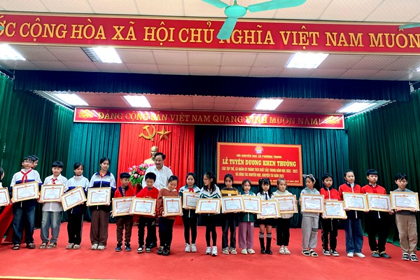 Ông Phạm Việt Hùng – Chủ tịch UBND, Chủ tịch Hội Khuyến học xã  trao thưởng cho các cháu học sinh có thành tích xuất sắc trong năm học 2022-2023