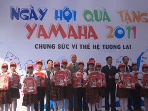 Yamaha VN tặng 26.108 bộ đồ dùng học tập cho HS